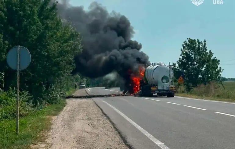 На трасі в Одеській області "Шахед" влучив у вантажівку з цистерною із залишками олії: є загиблі та поранені