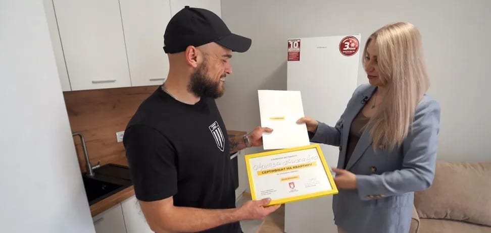 Захисник Маріуполя Михайло Мурза отримав квартиру від Фонду Ріната Ахметова після полону