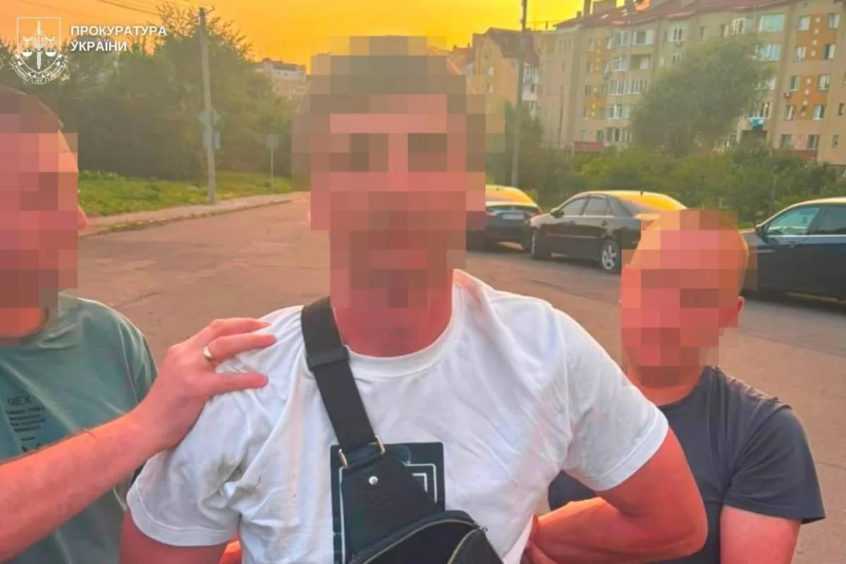 Хотів грошей: у Винниках на водія Mercedes напав чоловік із пістолетом
