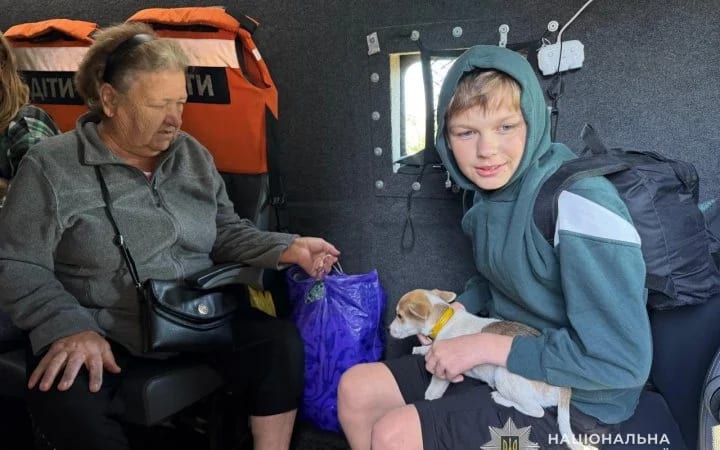 «Білі янголи» евакуювали з прикордоння Сумщини дві родини з дітьми та 71-річну жінку