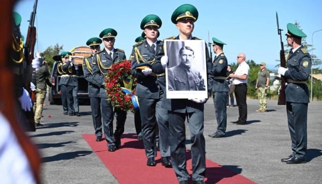 Прах Євгена Коновальця доправили в Україну