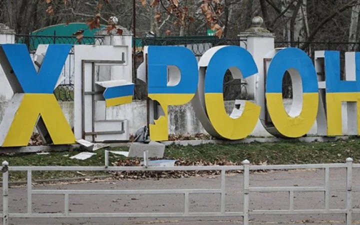 Росіяни атакували маршрутку в центрі Херсона: поранений чоловік