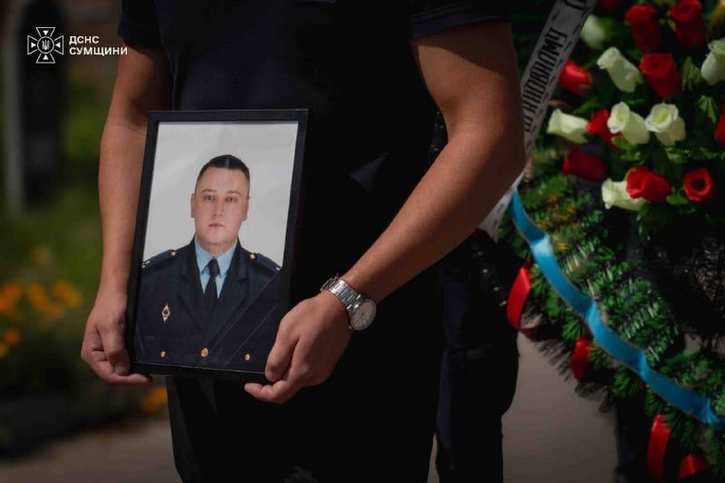 На Сумщині попрощалися з рятувальником Олексієм Столяренком, який загинув під час ліквідації наслідків російського удару