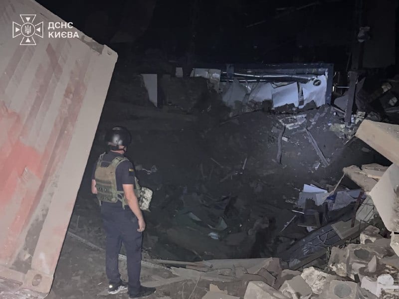 У Києві в ніч на 11 серпня сталася атака балістичними ракетами: пошкоджено дитячу лікарню та склад