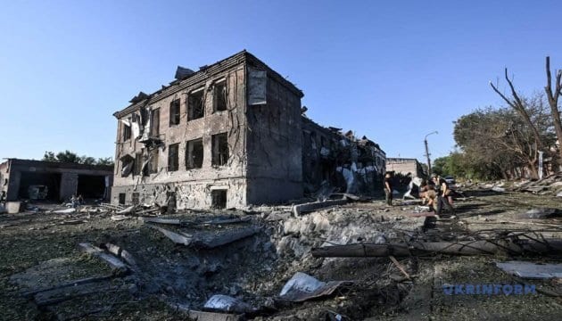 Нічний удар РФ по Запоріжжю: зруйновано ДП "Запоріжстандартметрологія" та об’єкти бізнесу. ФОТОрепортаж