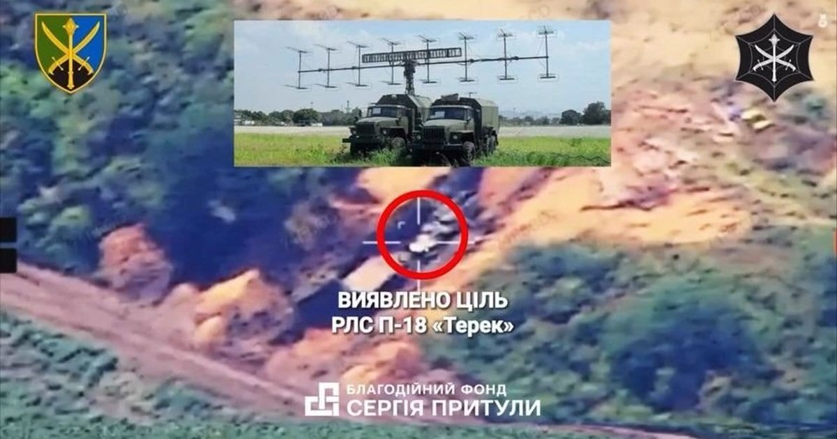 Українські дрони RAM-2X уразили ворожу РЛС П-18 "Терек" під час облаштування укриття для техніки. ВІДЕО