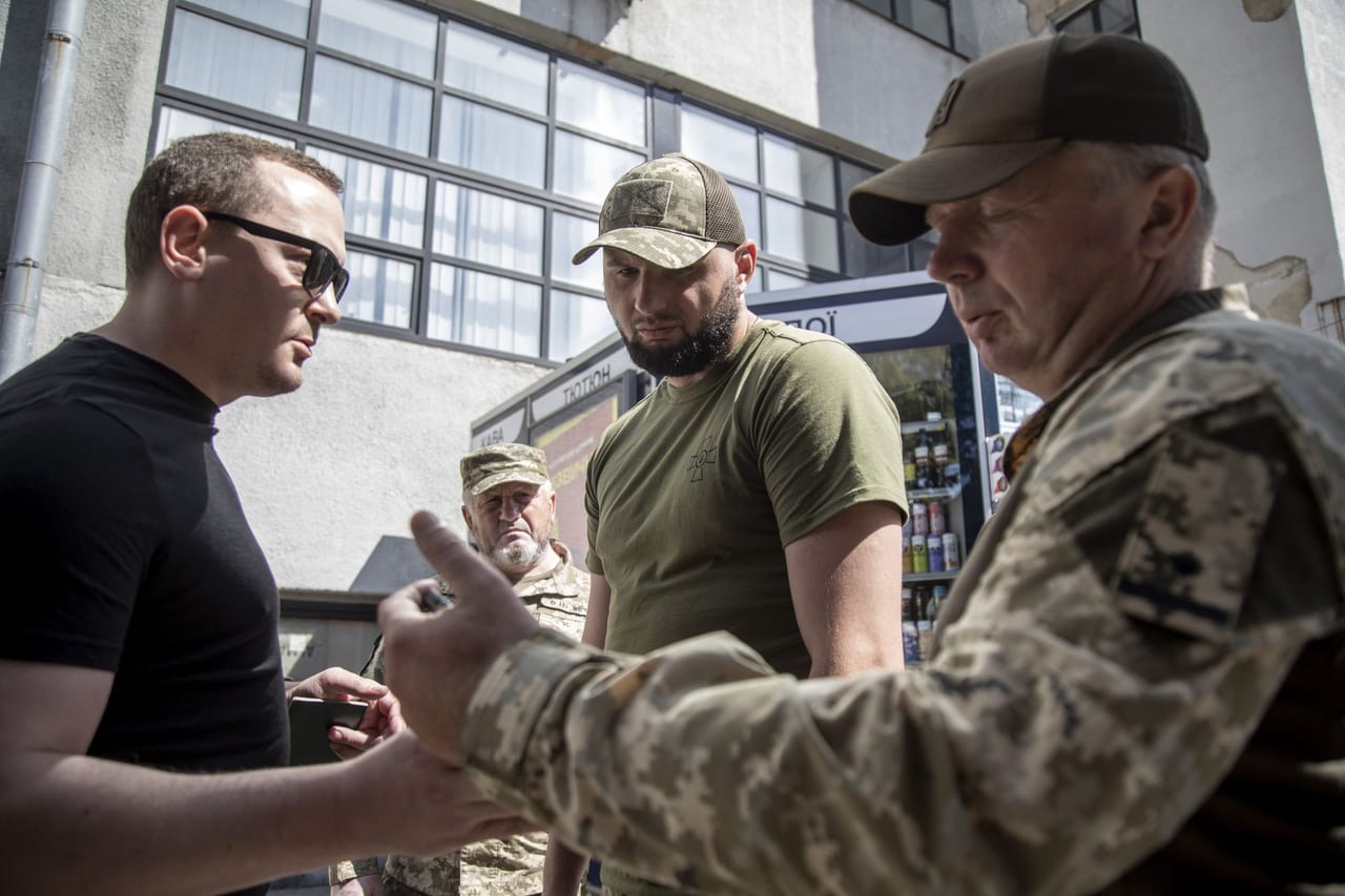 З початку повномасштабної війни 76 працівників військкоматів обвинувачено у корупції, виявлено 2 500 незаконних звільнень — голова поліції