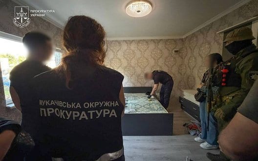 На Закарпатті багатодітну матір обвинувачують у сексуальній експлуатації малолітньої доньки. ФОТОрепортаж