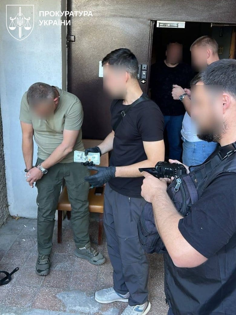 Затримано начальника Миколаївського ОТЦК на хабарі у $15 тисяч за уникнення мобілізації, – генпрокурор Кравченко. ФОТОрепортаж