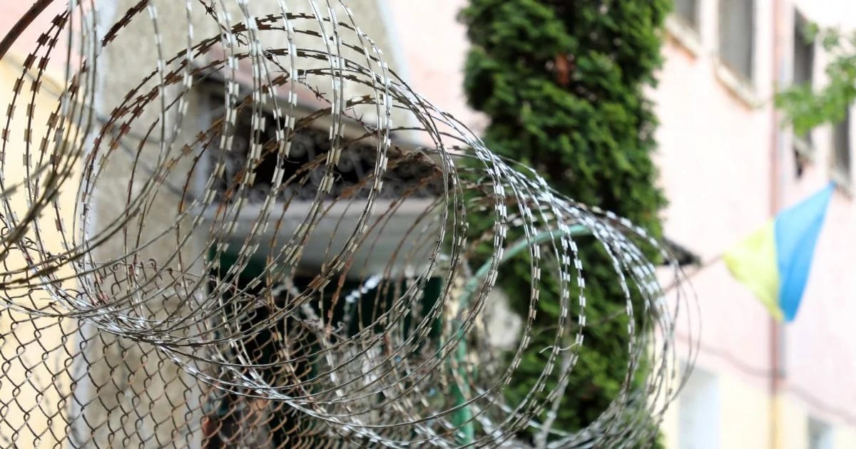 У Миколаєві майже до десятиріччя засудили втікача, який подарував жінці 4 шоколадки