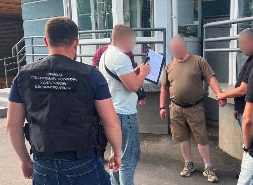 На Черкащині адвоката підозрюють у вимаганні $12 тис. за «вплив» на військових посадовців