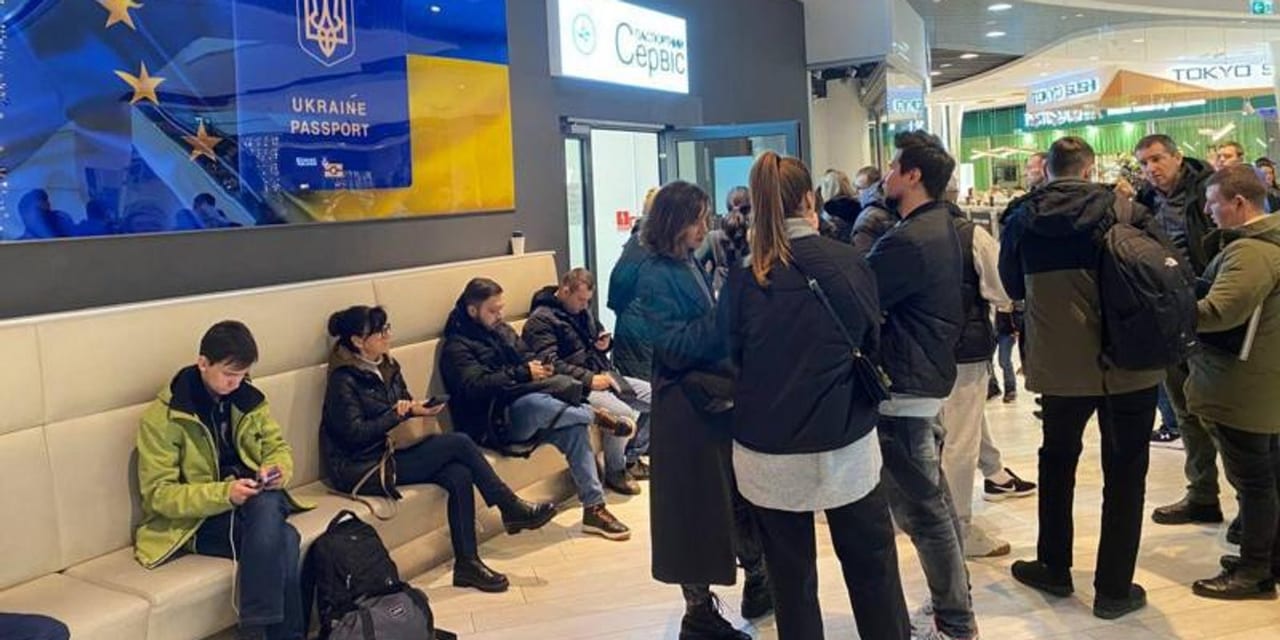 МЗС України скасувало вимогу щодо оновлення ВОД для чоловіків за кордоном