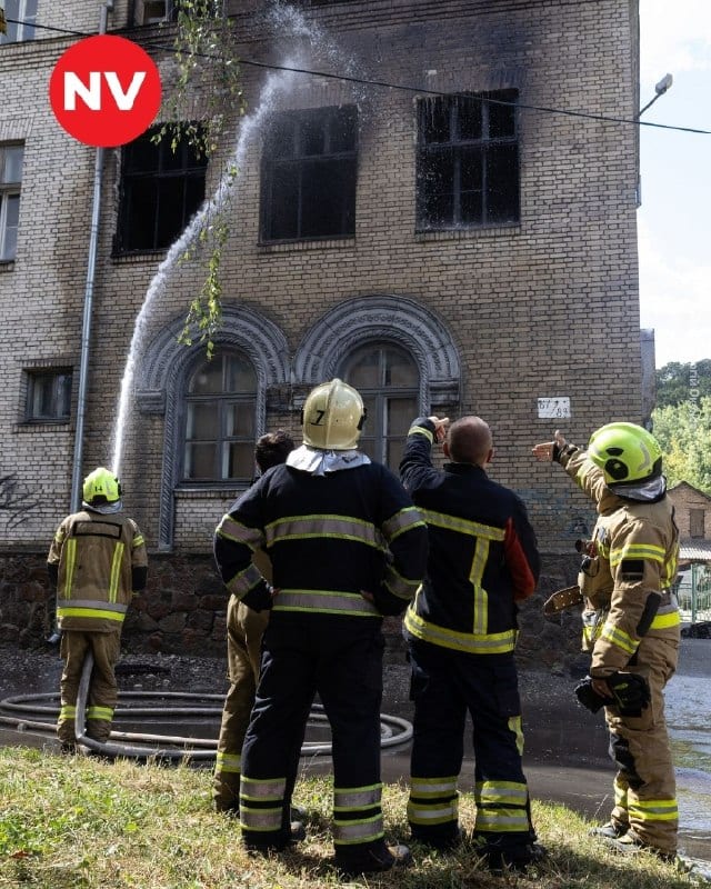 У Києві на вулиці Кирилівській загорілася закинута будівля школи №114: рятувальники вже загасили пожежу