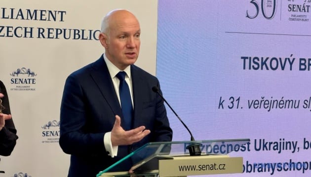 Чеські сенатори цікавляться, чому досі не було двосторонньої зустрічі глави Міноборони з українським колегою