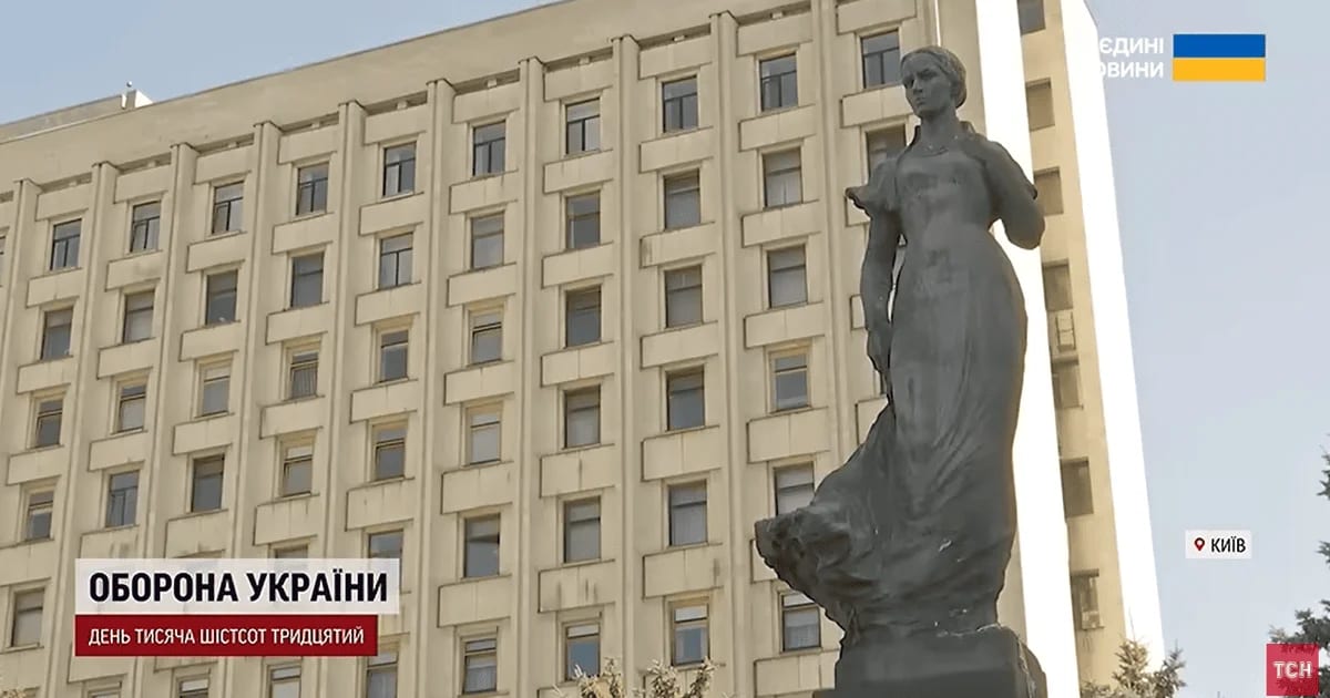 Лесю помили і причепурили: чому в Києві знімають мішки з піском із пам'ятників попри посилення обстрілів
