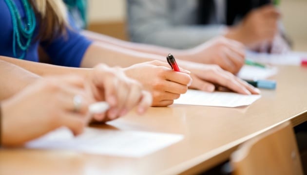 У Росії хочуть ускладнити тести ЄДІ через нестачу місць у вишах