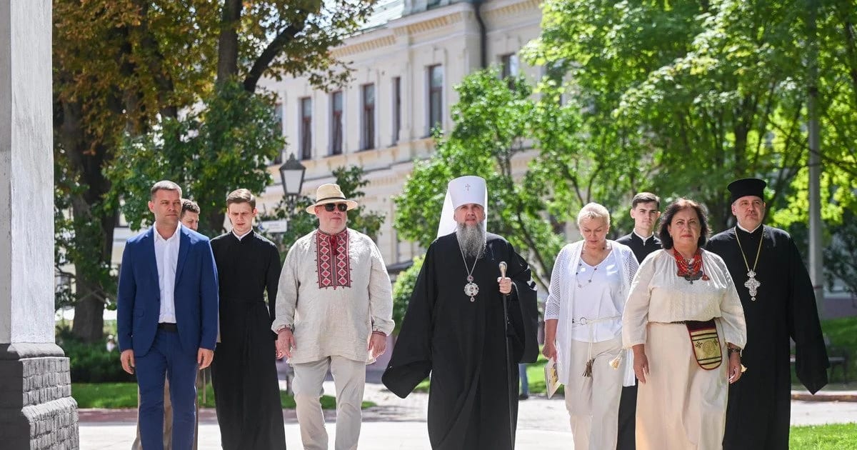 Митрополит Епіфаній відкриває новий вимір духовної дипломатії: освячені в Софії Київській українські святині вирушають у різні країни світу