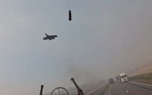 Російський військовий зняв невдалу спробу збити український дрон над колоною своїх вантажівок. ВІДЕО
