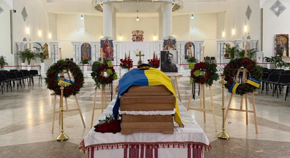 Домовина з прахом Євгена Коновальця прибула до Патріаршого собору Воскресіння Христового УГКЦ у Києві. Триватимуть заупокійні богослужіння і прощання
