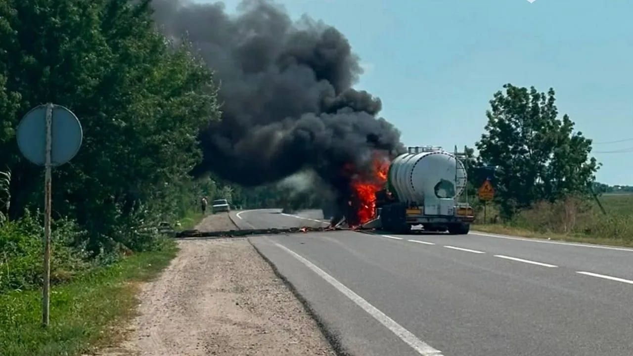 Росія атакувала автоцистерну на трасі Одещини: є загиблі та постраждалі