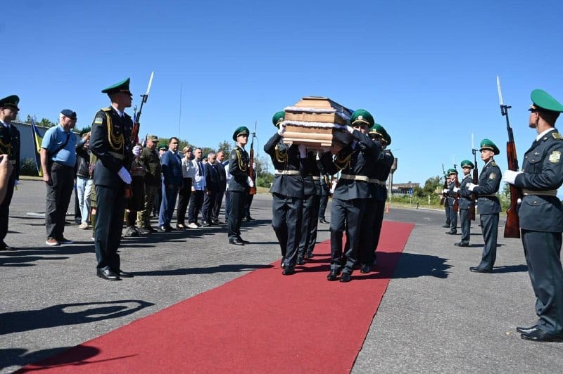 Прах Євгена Коновальця повернули в Україну та зустріли з державними почестями
