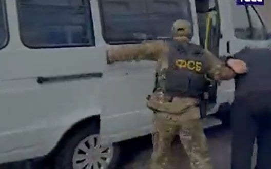 ФСБ заявила про затримання у Мордовії групи росіян за підозрою у співпраці з SIM-боксами для розвідки України. ВІДЕО