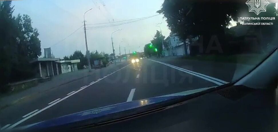 У Луцьку водій Skoda тікав від патрульних: поліція зупинила авто пострілом у колесо