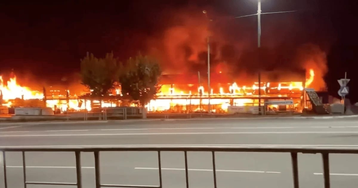 В окупованому Єнакієвому після вибухів палає великий торговий центр