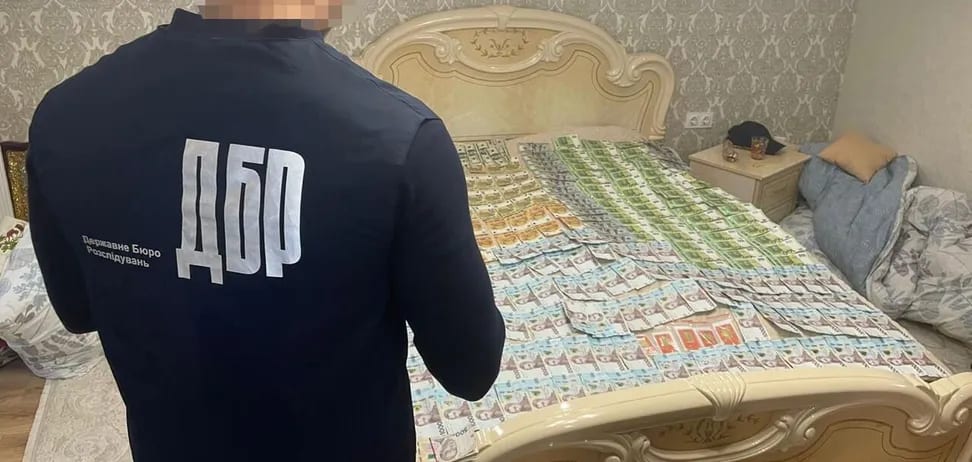 Кожен п’ятий українець у 2025 році стикався з вимаганням хабарів: названо топ-5 корумпованих сфер