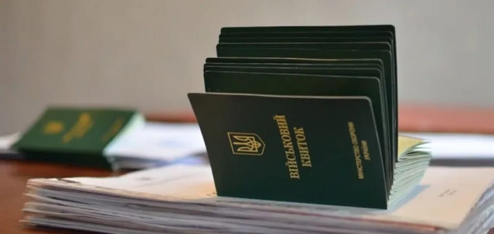 Чоловіки 23–24 років в Україні опинилися у «сірій зоні»: забронюватися не можна, виїзд заборонено