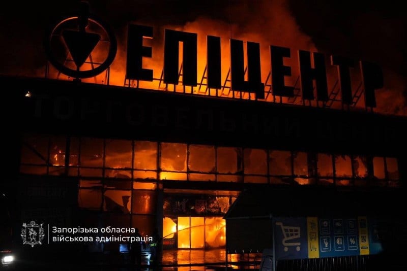 У Запоріжжі внаслідок ворожих ударів виникла пожежа в "Епіцентрі", також 1200 споживачів лишилися без світла
