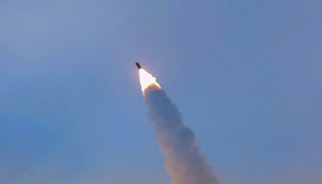 КНДР знову запустила балістичну ракету в Японське море перед навчаннями США й Південної Кореї