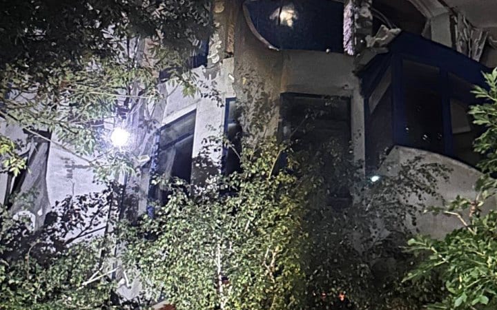 В Одесі російський дрон влучив у житлову багатоповерхівку, пошкоджено квартиру