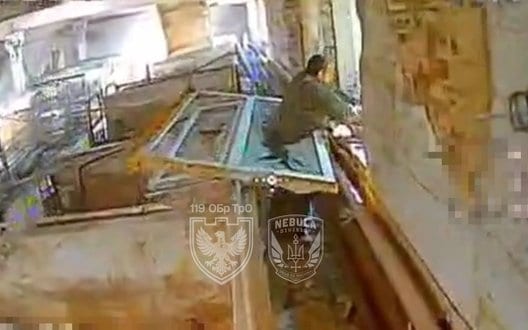 Російський військовий застряг у розбитому вікні під час втечі від українського дрона і був знищений. ВІДЕО