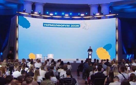 Зеленський зустрівся з молоддю: Потрібно давати причини залишатися в Україні і планувати своє майбутнє