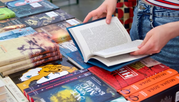 УІК закликає відновити та посилити закупівлі книжок для бібліотек