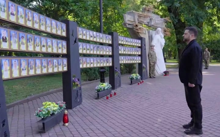 Зеленський приїхав в Івано-Франківську область і вшанував пам’ять загиблих захисників України