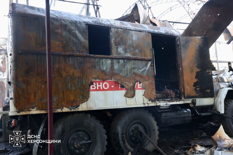 У Херсоні вночі російські дрони атакували підрозділ ДСНС: пошкоджено техніку та будівлі