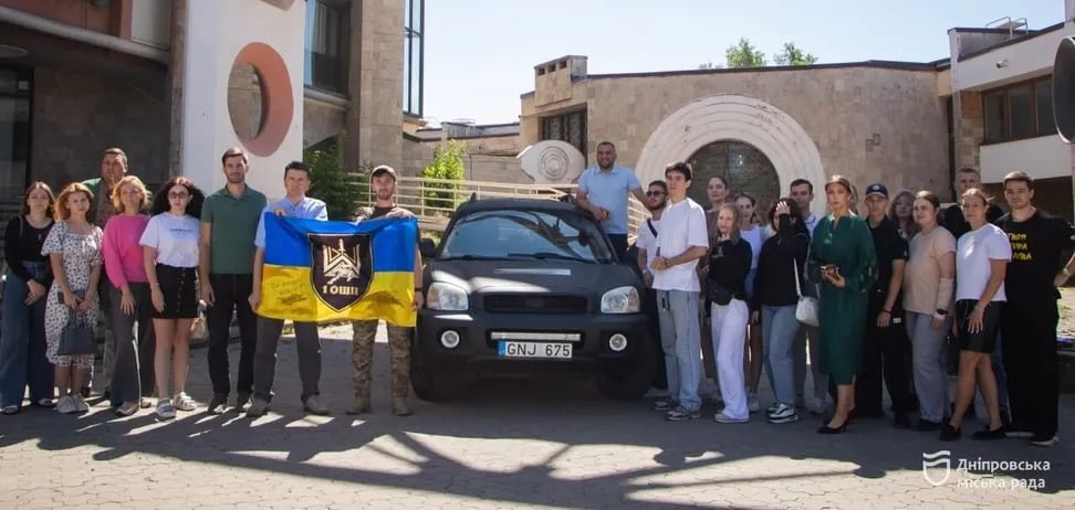 Студенти з Дніпра передали черговий автомобіль для ЗСУ