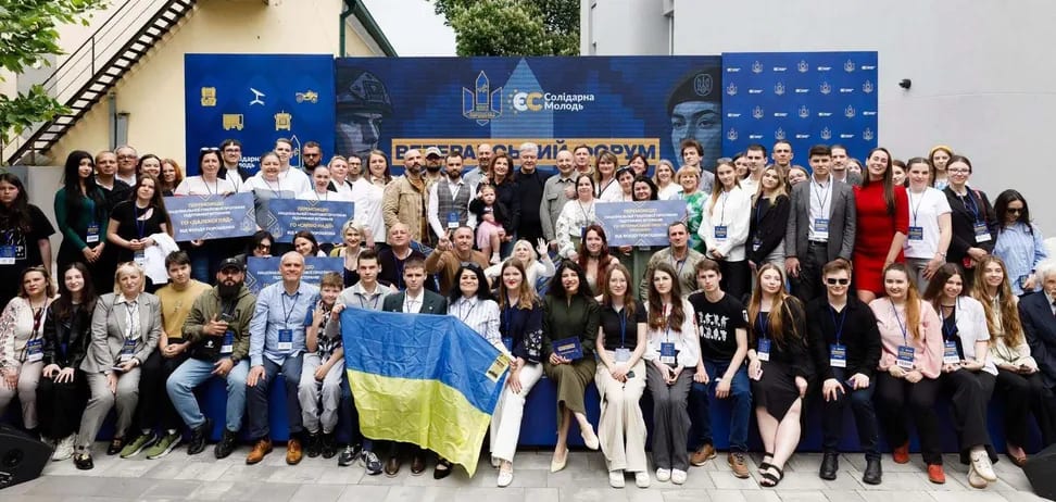 Порошенко привітав українську молодь із Міжнародним днем, відзначивши її раннє дорослішання через війну